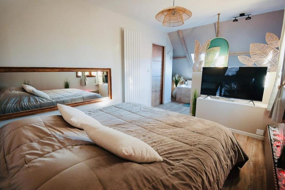 Bed, TV and multimedia, Photo of the whole room, Bedroom