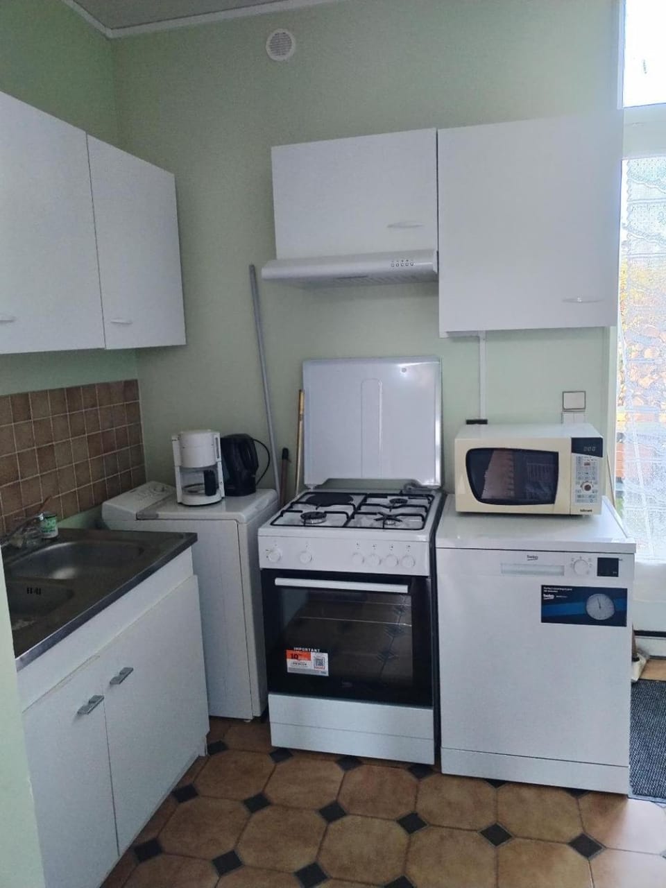 Coffee/tea facilities, dishwasher, oven, stove, toaster, washing machine