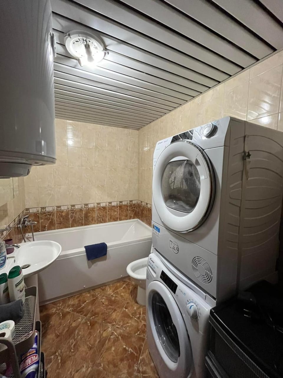 Bathroom, Bath, towels, washing machine, dryer