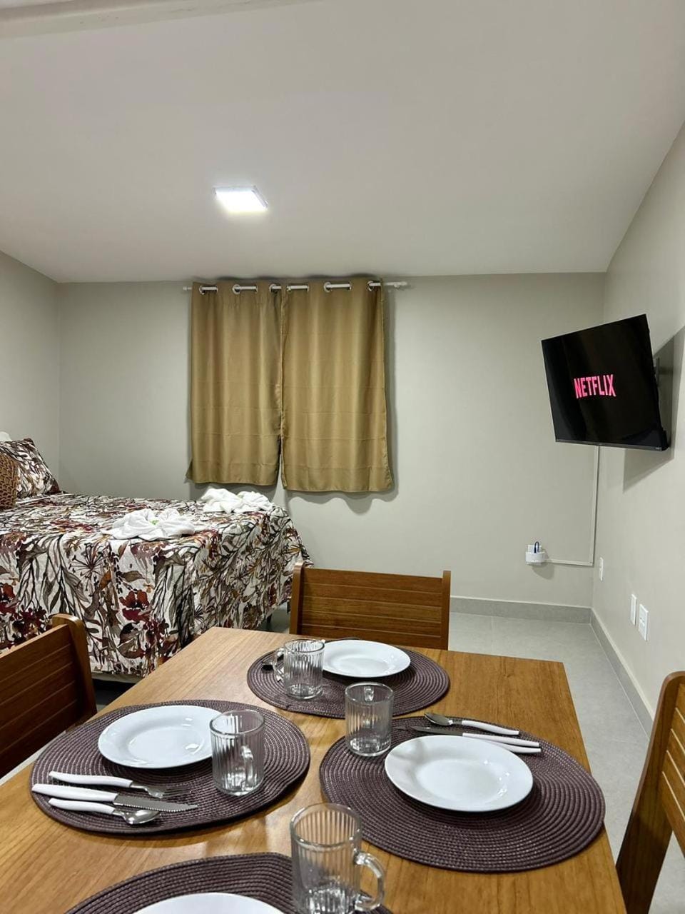 Bed, TV and multimedia, Photo of the whole room, Dining area, Bedroom