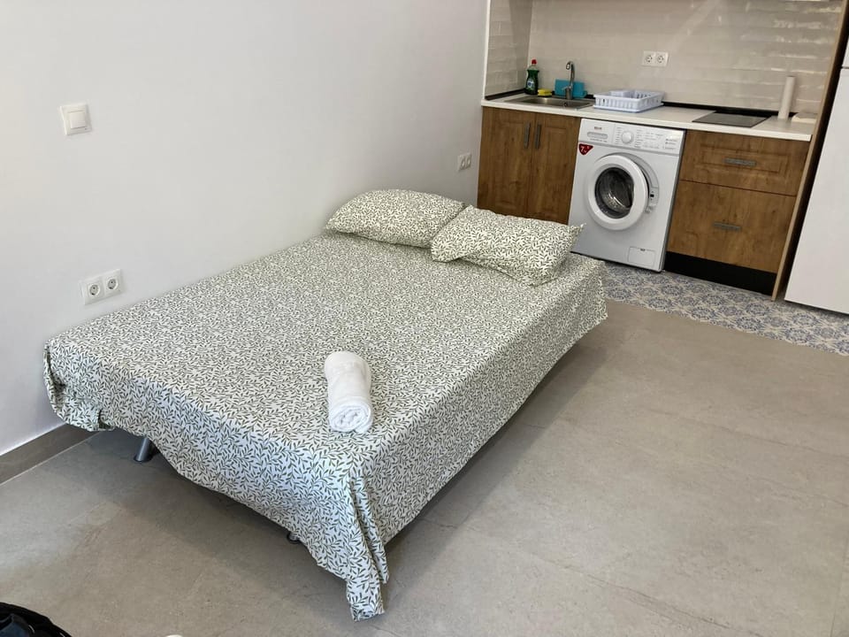Bed, Kitchen or kitchenette, Photo of the whole room, Bedroom, towels, washing machine