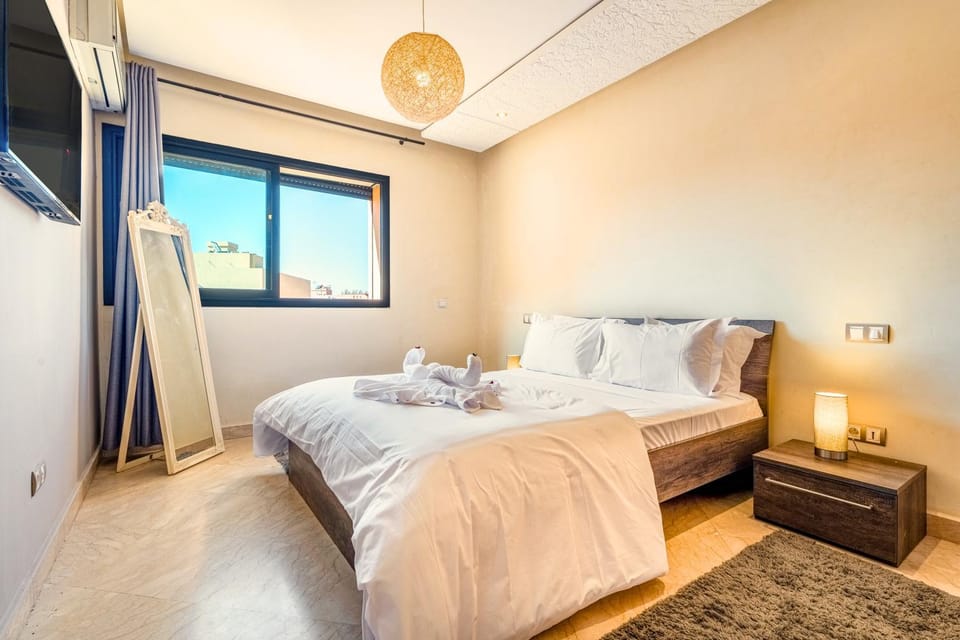Bed, TV and multimedia, Photo of the whole room, Bedroom, towels