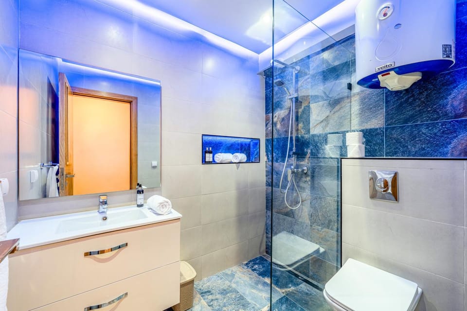Shower, Toilet, Bathroom, towels