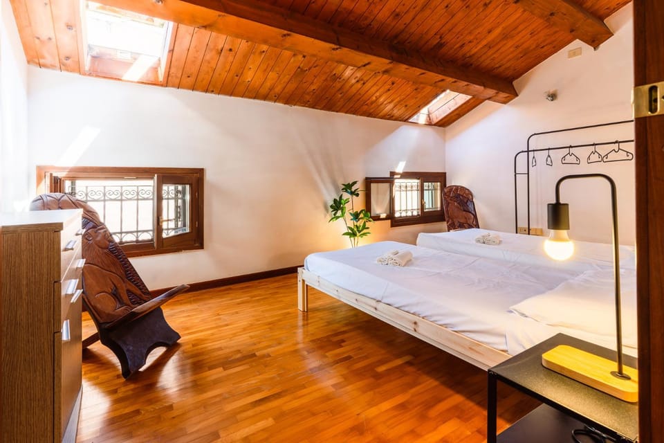 Bed, Photo of the whole room, Bedroom, towels