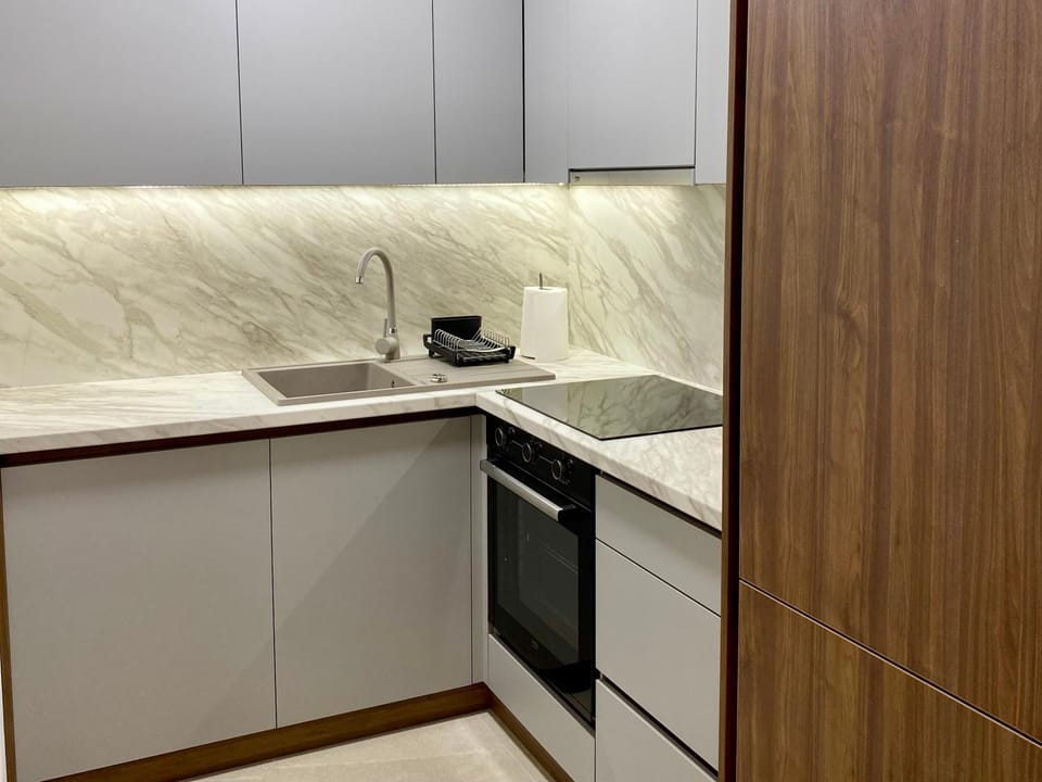 Kitchen or kitchenette, minibar, stove