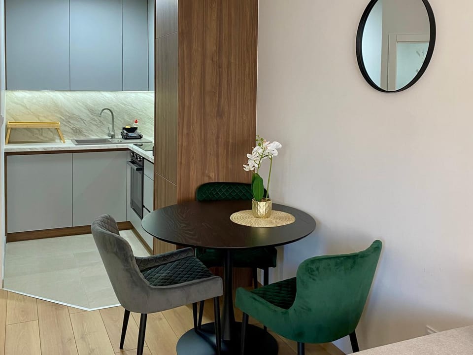 Kitchen or kitchenette, Dining area
