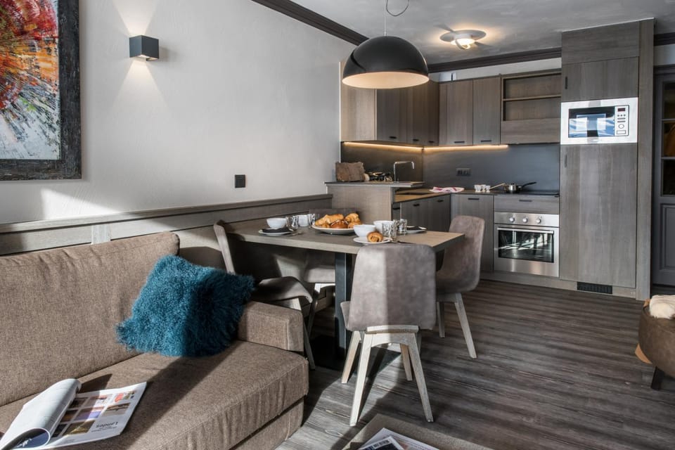 Coffee/tea facilities, Kitchen or kitchenette, Living room, Dining area, Food, oven