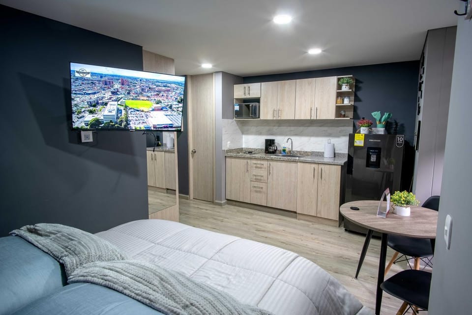 Bed, TV and multimedia, Photo of the whole room, Dining area, Bedroom, oven, stove