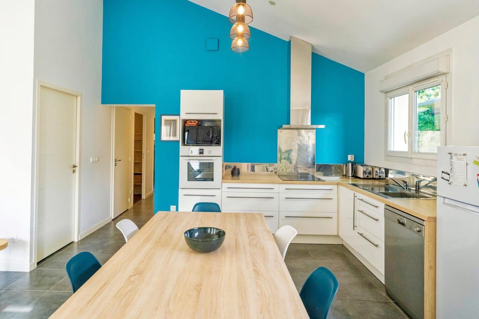 Property building, Kitchen or kitchenette, Living room
