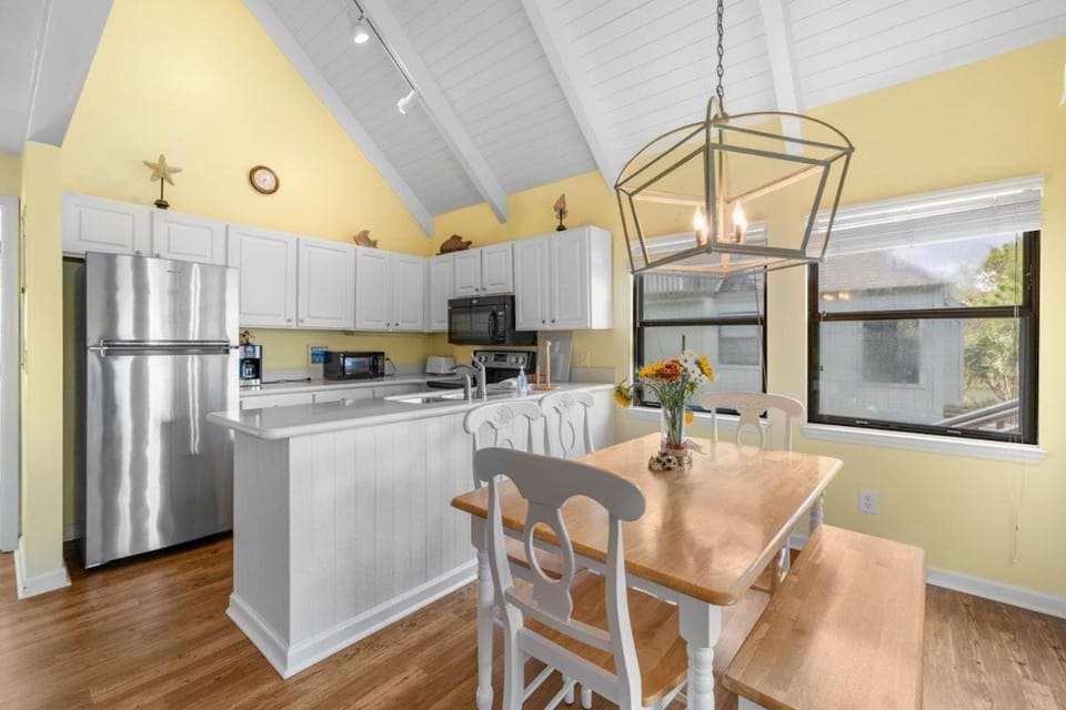 Captivating 3 Bedroom Villa Private Beach Access House in South Carolina