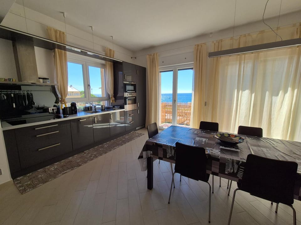 Kitchen or kitchenette, Lunch, minibar, oven, stove, toaster