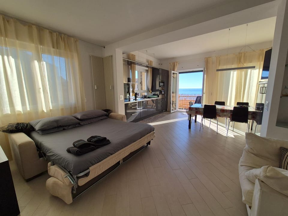 Bed, TV and multimedia, Kitchen or kitchenette, Living room, Seating area, Dining area, towels