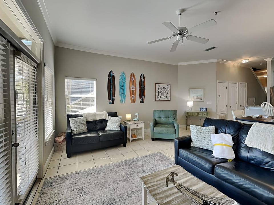Living room, Seating area, furniture