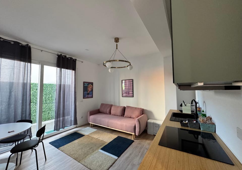 Kitchen or kitchenette, Living room, Seating area, Dining area