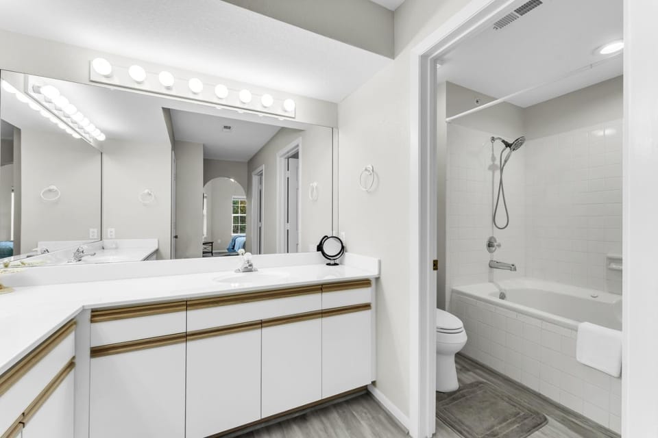 Branson 2BR Retreat | Jacuzzi + Gym + Pools House in Hollister