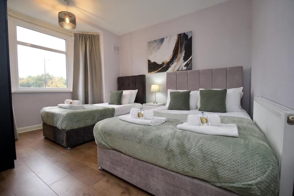 Bed, Photo of the whole room, Bedroom, towels