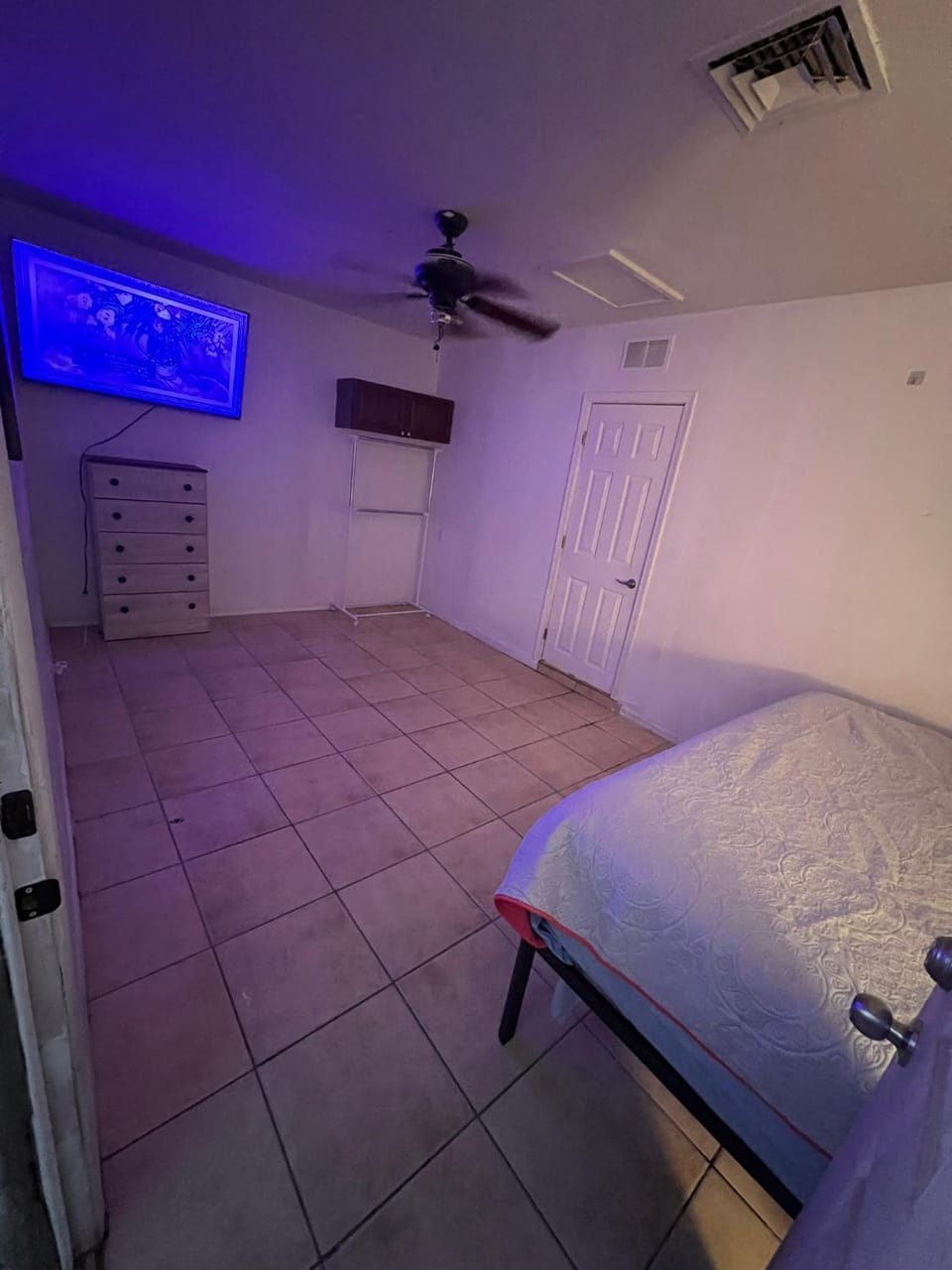 Bed, TV and multimedia, Bedroom