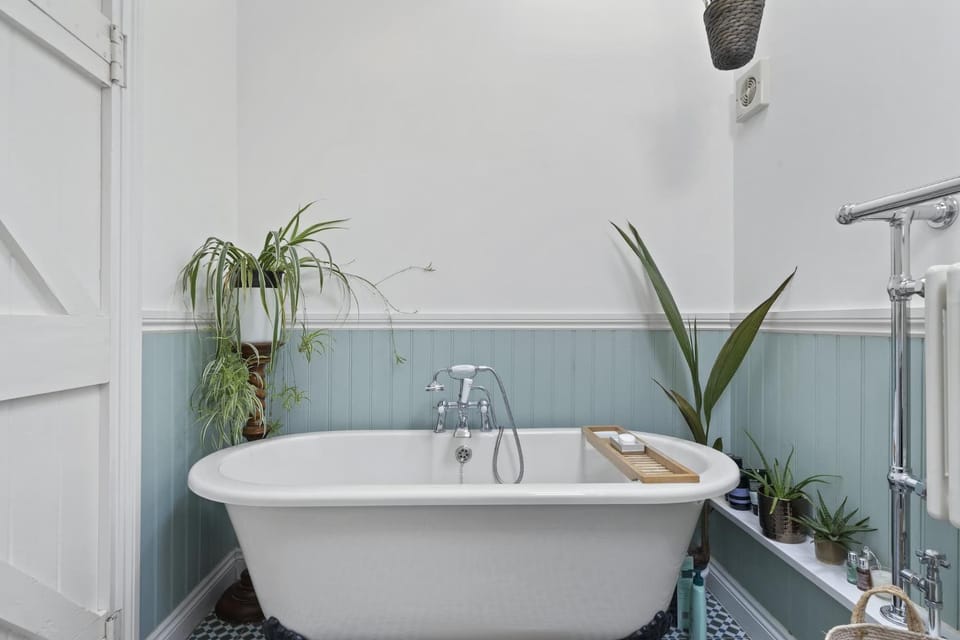 Thatched Cottage & Tranquil Gardens Gated Parking House in Taunton Deane