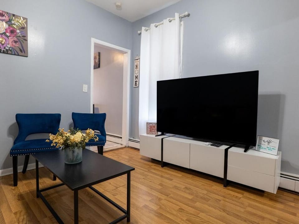 Communal lounge/ TV room, TV and multimedia, Living room, Seating area, Evening entertainment