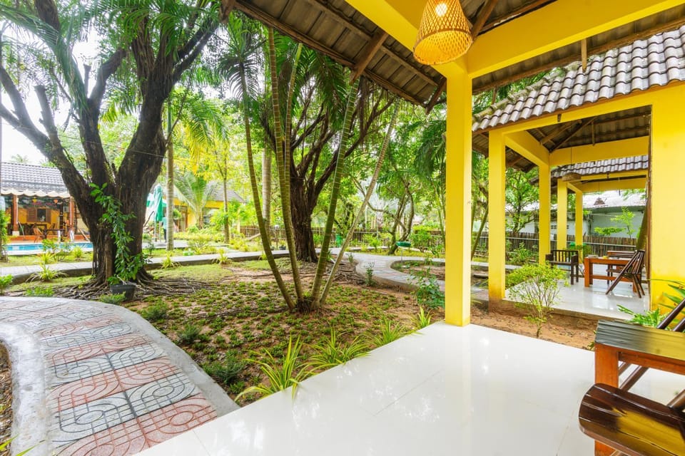 Green Bungalow Garden - Quiet Tropical Retreat, 5 Min To Beach Hotel in Phu Quoc