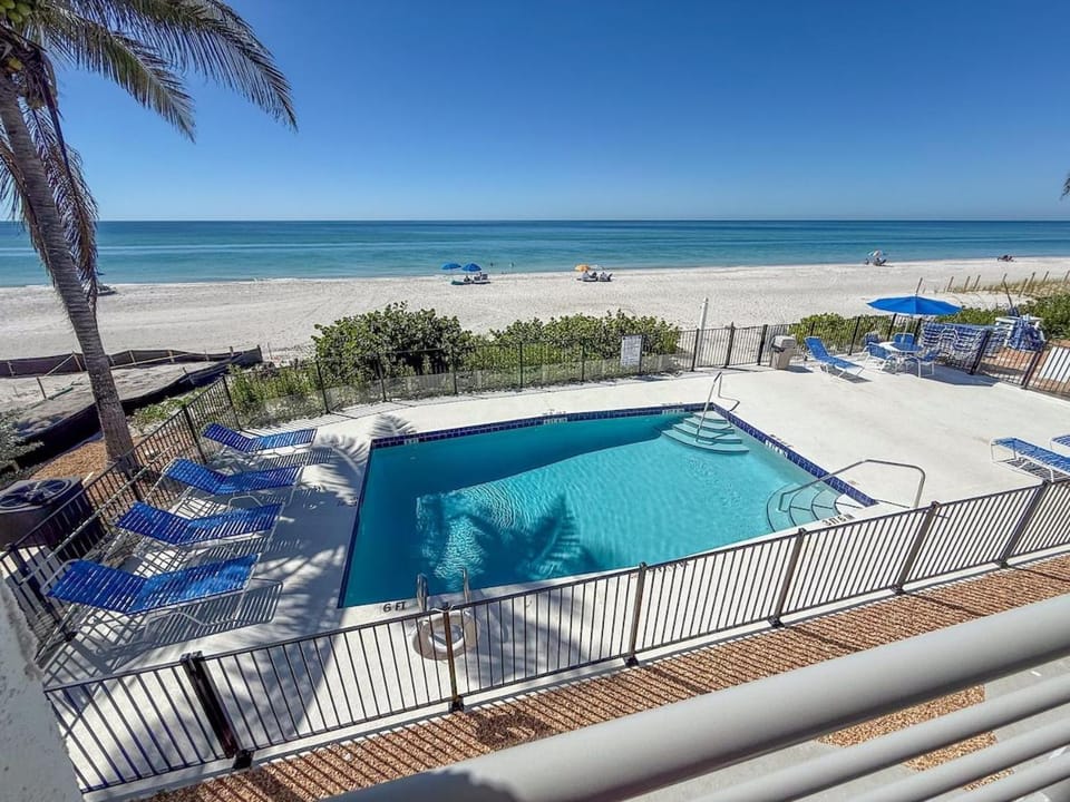Pool view, Sea view