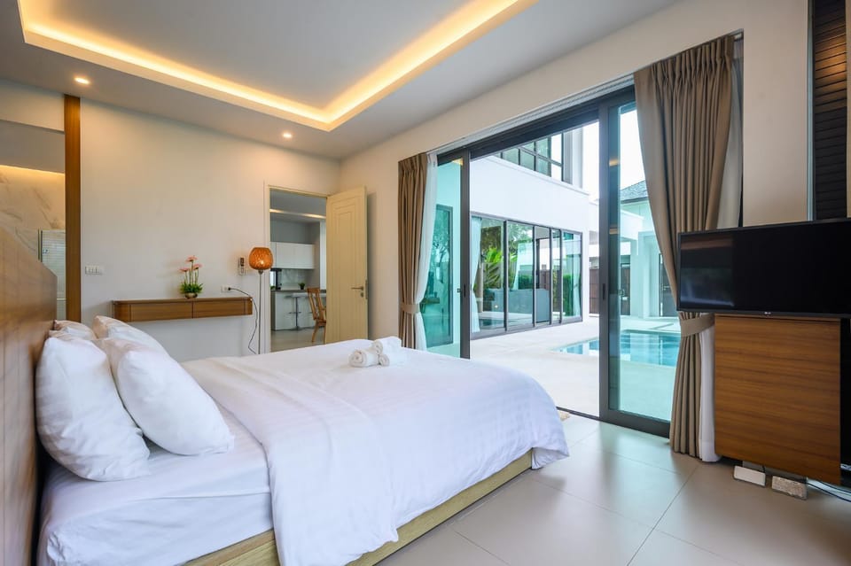 Bed, TV and multimedia, Photo of the whole room, Evening entertainment, Bedroom, Pool view, Swimming pool, towels