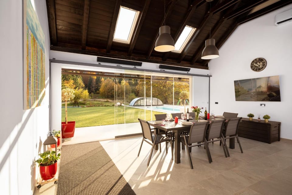 Patio, Day, Garden, Living room, Seating area, Dining area, Garden view