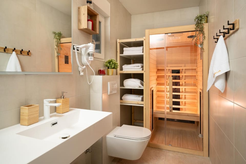Toilet, Sauna, Bathroom, towels