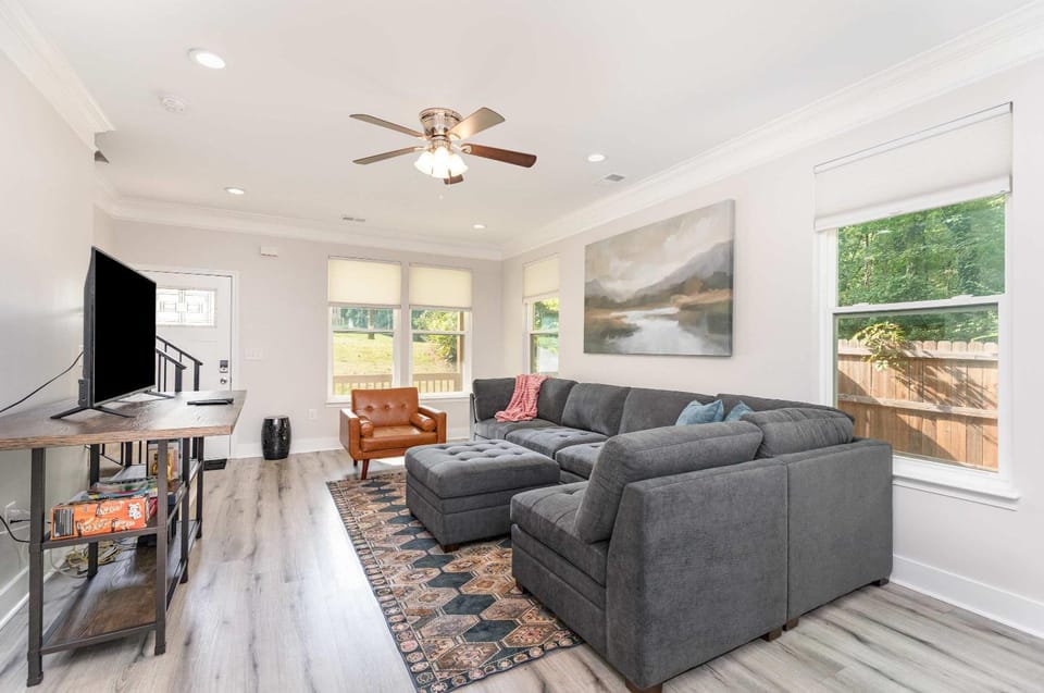 New Listing! Sleeps 11 - Fenced In Backyard House in Charlotte