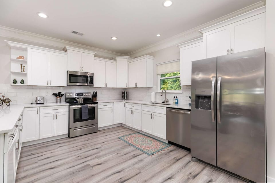 New Listing! Sleeps 11 - Fenced In Backyard House in Charlotte