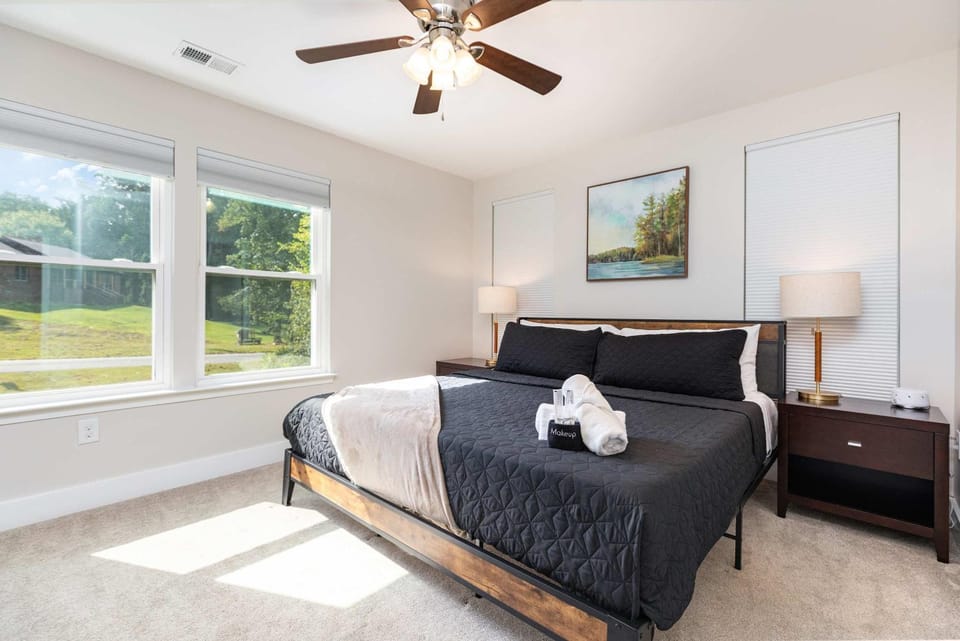 New Listing! Sleeps 11 - Fenced In Backyard House in Charlotte
