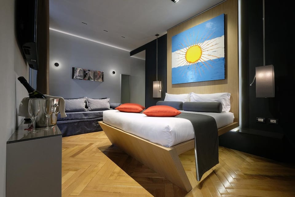 Photo of the whole room, Decorative detail, Decorative detail, City view