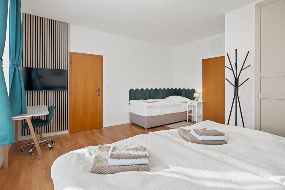 Bed, TV and multimedia, Bedroom