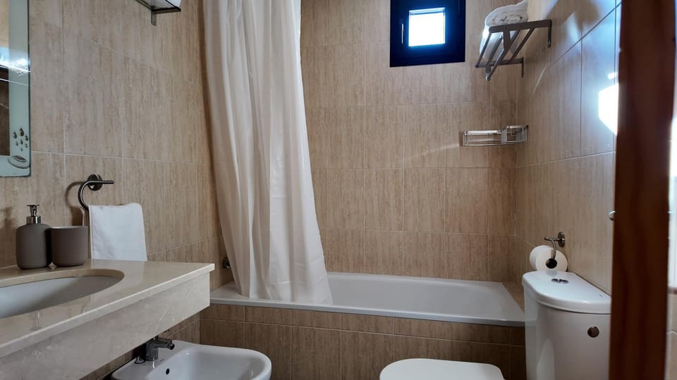 Shower, Toilet, Bathroom, Bath, bidet, towels