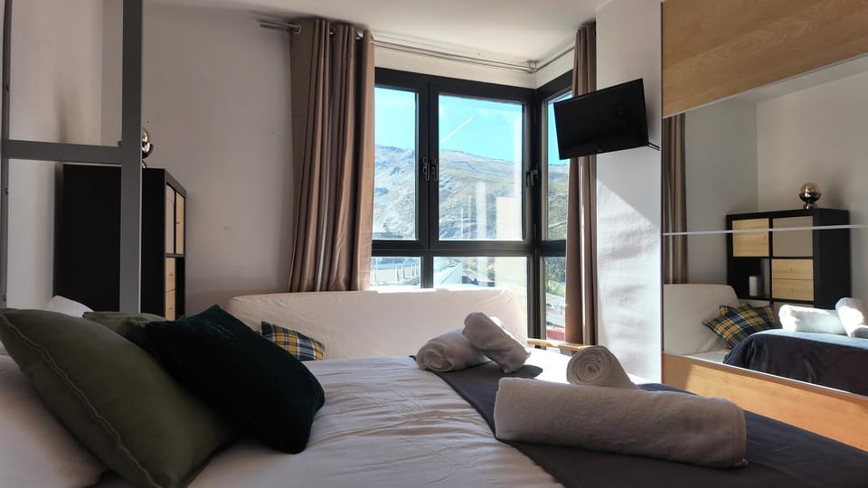 Bed, TV and multimedia, Living room, Photo of the whole room, Seating area, Bedroom