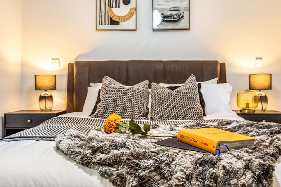 Bed, Bedroom, towels