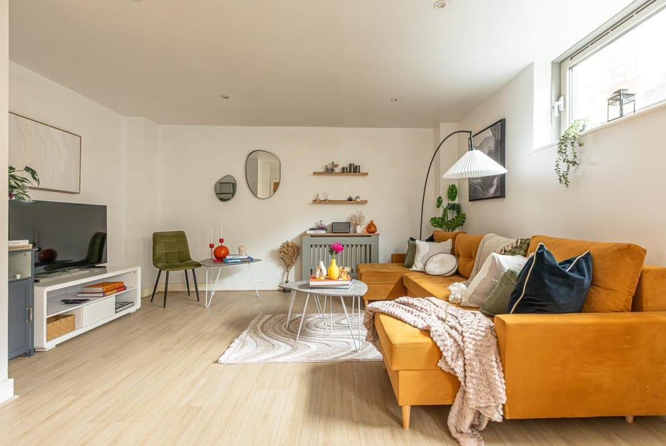 Communal lounge/ TV room, TV and multimedia, Living room, Seating area, Evening entertainment