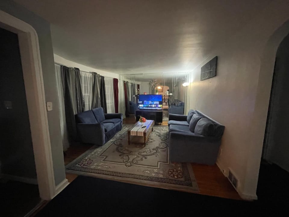 Communal lounge/ TV room, TV and multimedia, Living room, Seating area, Evening entertainment