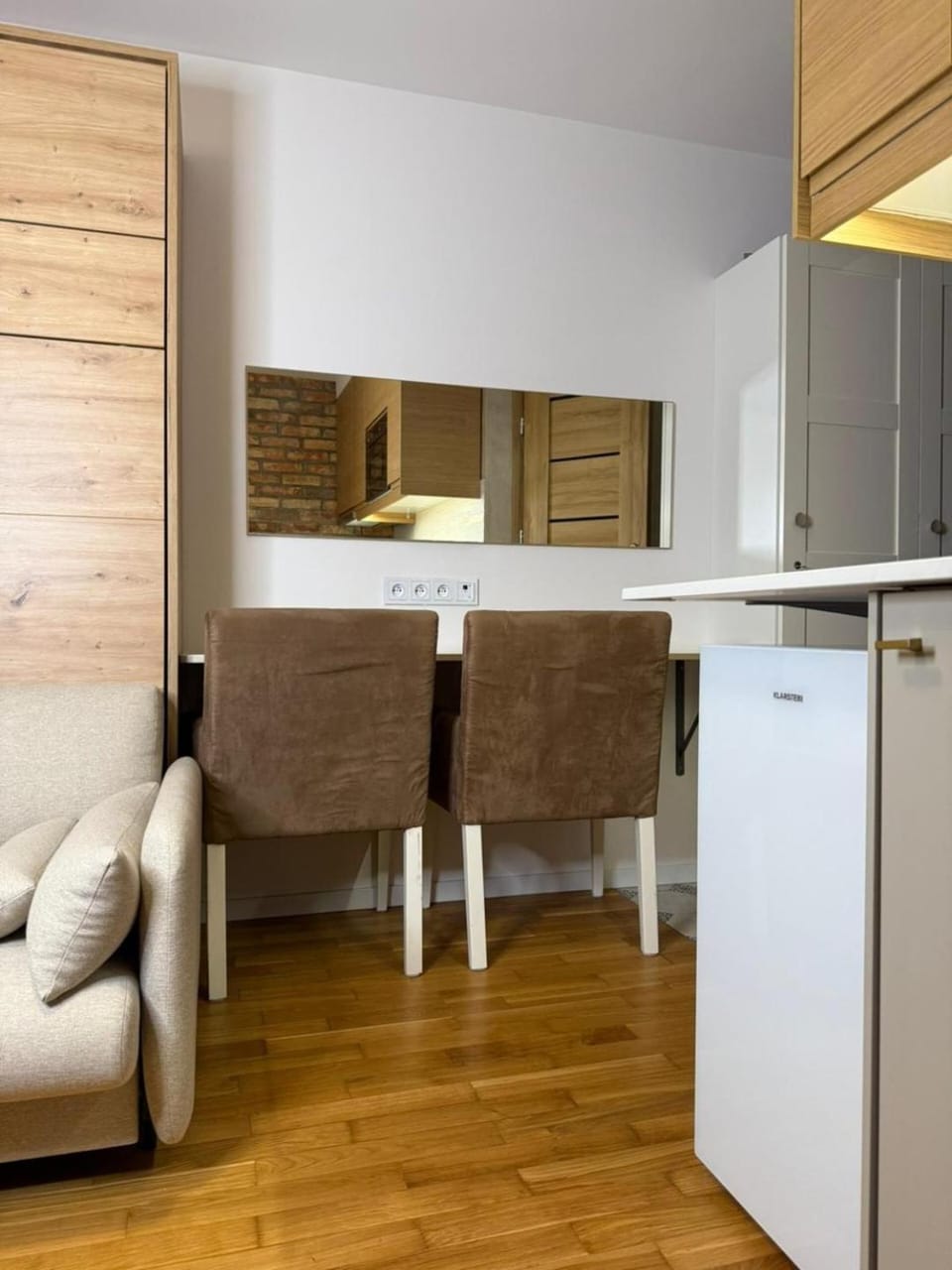 Kitchen or kitchenette, Seating area