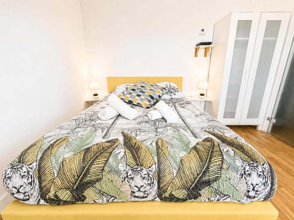 Photo of the whole room, Bedroom