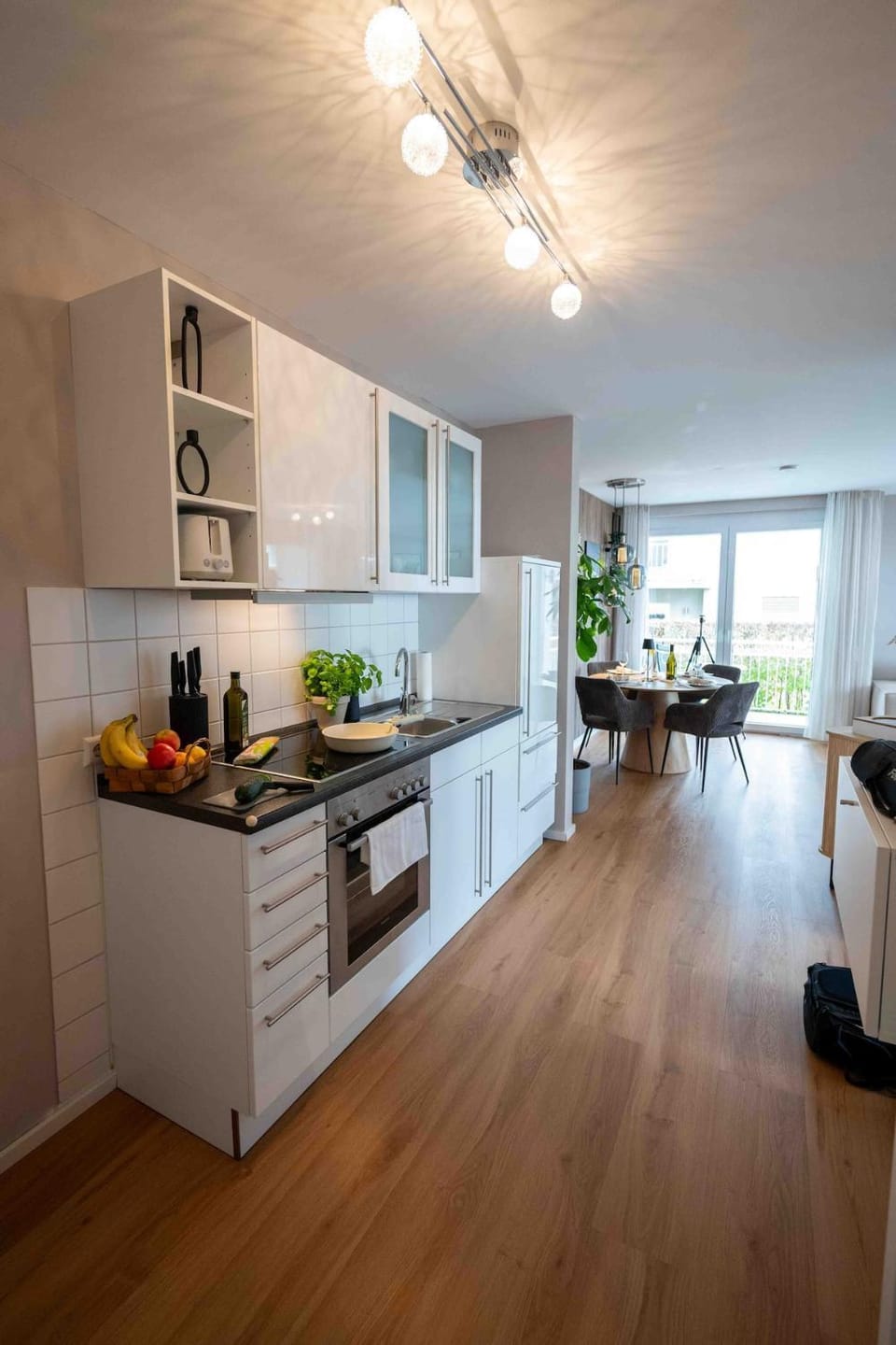 Coffee/tea facilities, Kitchen or kitchenette, Dining area, minibar, oven, stove, toaster