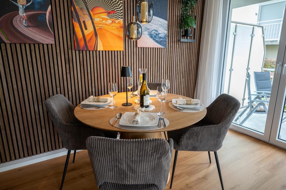 Living room, Food and drinks, Seating area, Dining area, Food, Drinks, Alcoholic drinks