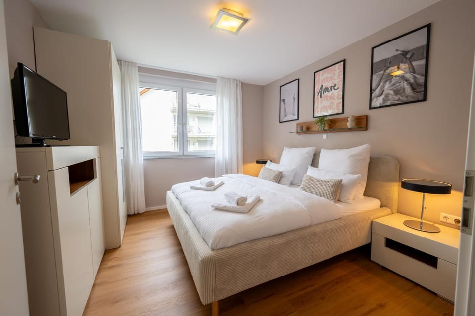 Bed, TV and multimedia, Photo of the whole room, Evening entertainment, Bedroom, towels, wardrobe