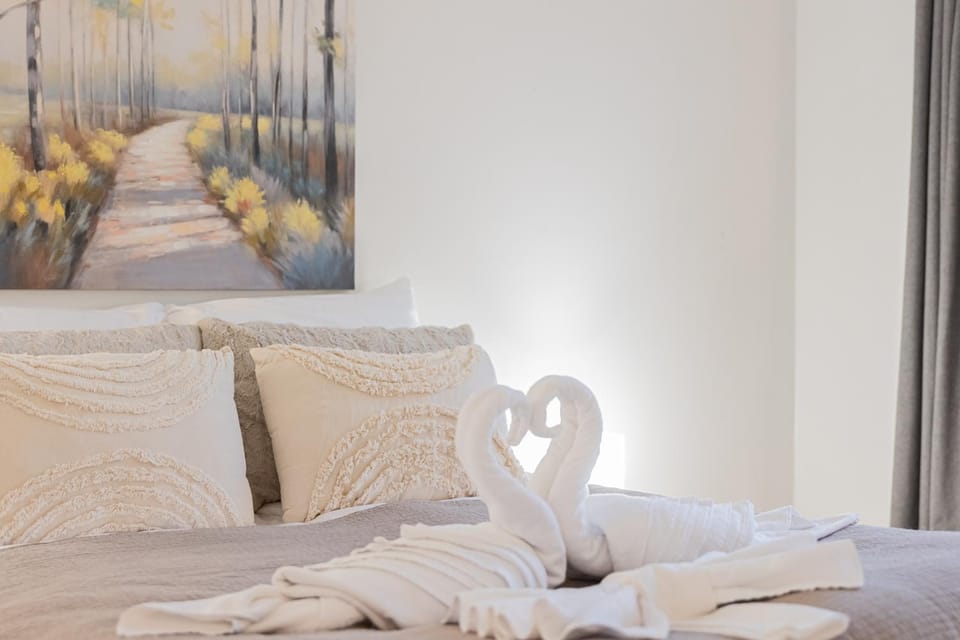 Bed, Decorative detail, towels