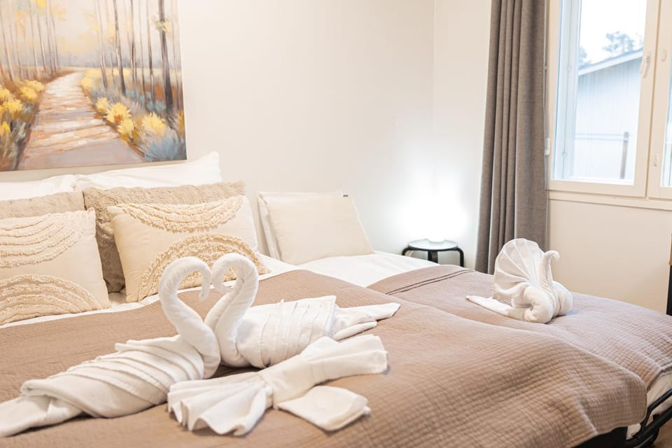 Bed, Photo of the whole room, Bedroom, towels