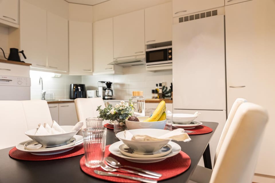 Coffee/tea facilities, Kitchen or kitchenette, Dining area, oven, stove, toaster