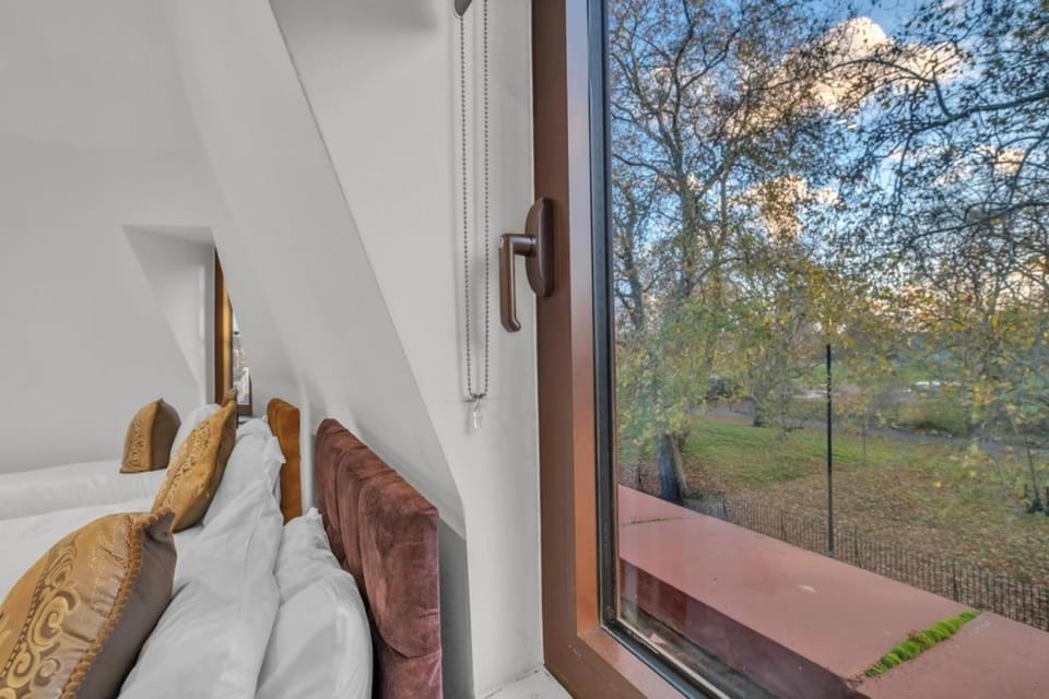 2 Bedroom Flat By Key Light Properties Short Lets & Serviced accommodation two minutes walk from Canada Water Station - Great for Contractors, Group and Family and Free Parking Apartment in London Borough of Southwark