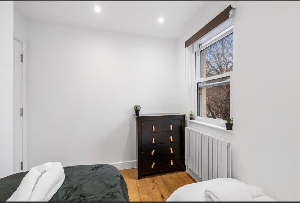2 Bedroom Flat By Key Light Properties Short Lets & Serviced accommodation two minutes walk from Canada Water Station - Great for Contractors, Group and Family and Free Parking Apartment in London Borough of Southwark