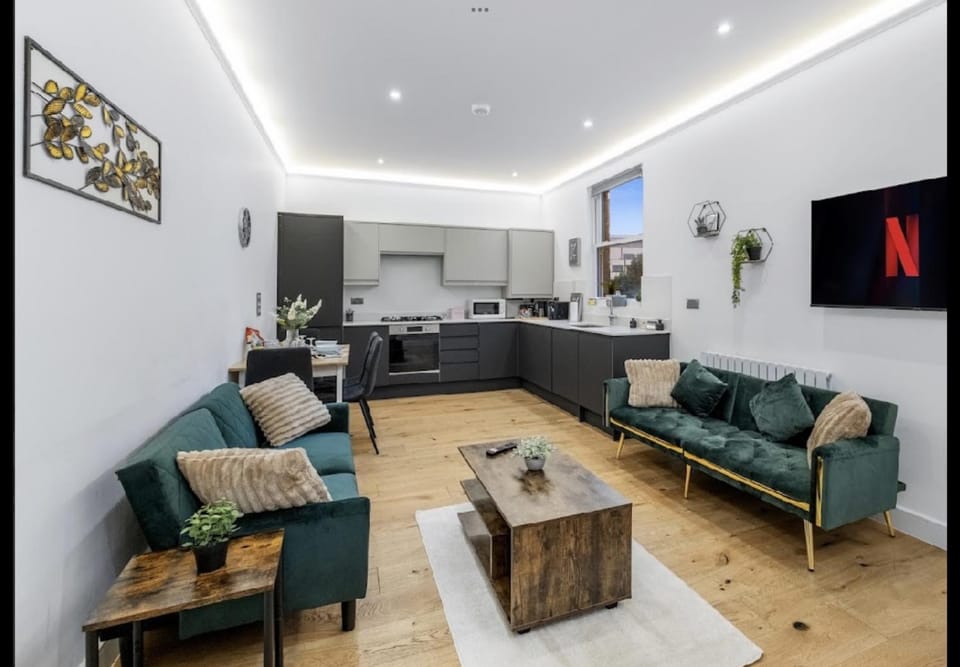 2 Bedroom Flat By Key Light Properties Short Lets & Serviced accommodation two minutes walk from Canada Water Station - Great for Contractors, Group and Family and Free Parking Apartment in London Borough of Southwark