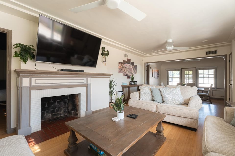 TV and multimedia, Living room, Seating area, fireplace